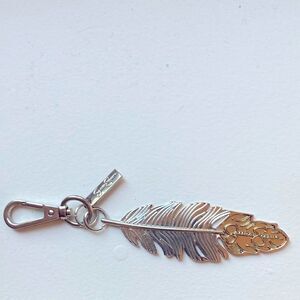 Jessica Simpson Signed Leaf Key Ring/Bag Charm. Silver with Gold Tone Accents.